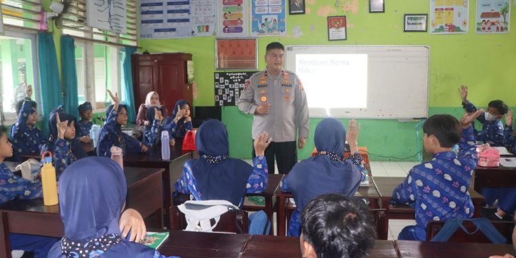 Dukung Tumbuh Kembang Anak, Wakapolda Bengkulu Awasi MBG dan Tanamkan Kesadaran Hukum Sejak Dini