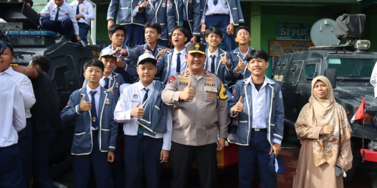 Wakapolda Bengkulu Pimpin Upacara Bendera, Siswa SMPIT IQRA Antusias Ikuti Pameran Kendaraan Taktis