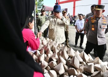 Kapolri Dampingi Presiden Cek Lokasi Pengungsian Korban Banjir di Tapanuli Tengah mas