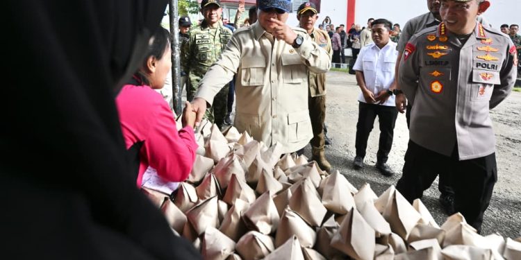 Kapolri Dampingi Presiden Cek Lokasi Pengungsian Korban Banjir di Tapanuli Tengah mas