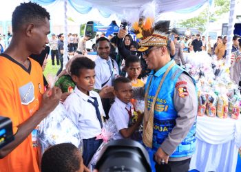 Wakapolri Tinjau UMKM, Bakes, dan Pembagian Perlengkapan Sekolah Usai Apel Mitra Kamtibmas di Papua