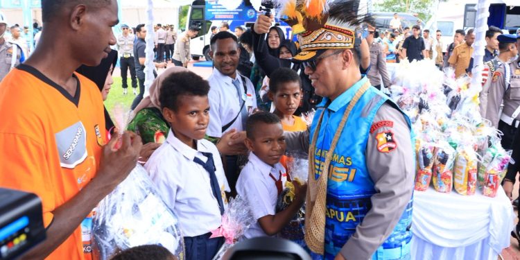 Wakapolri Tinjau UMKM, Bakes, dan Pembagian Perlengkapan Sekolah Usai Apel Mitra Kamtibmas di Papua