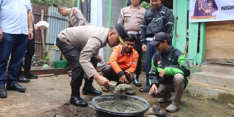 Wujudkan Polri Hadir untuk Masyarakat, Polda Bengkulu Bantu Bedah Rumah Anggota Komunitas Ojol Bengkulu