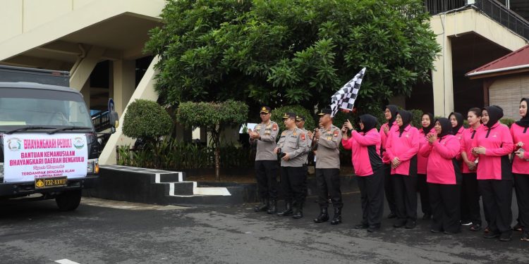 Polda dan Bhayangkari Bengkulu Kirim Bantuan Kemanusiaan untuk Korban Bencana di Sumatera Barat