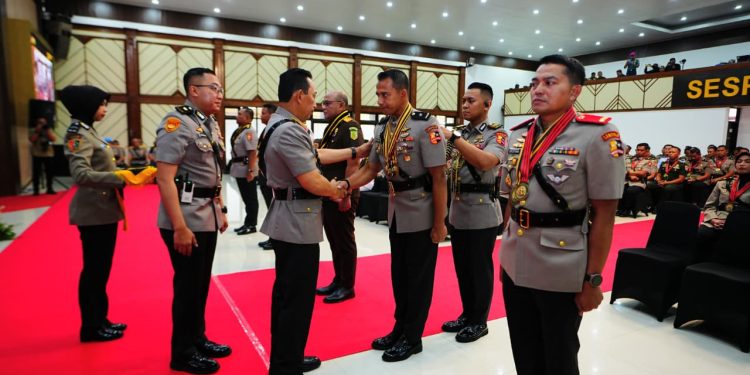 Kapolri Pimpin Penutupan Pendidikan Sespim Polri Tahun Ajaran 2025 di Lemdiklat Polri