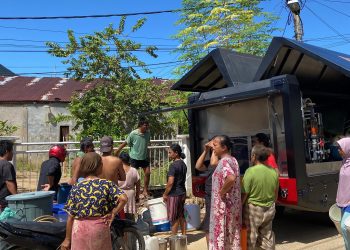 Brimob Polda Sumut Distribusikan Air Bersih ke Desa Sibuluan Nauli Pascabencana