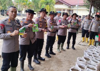 Brimob Polda Sumut Distribusikan Air Bersih ke Desa Sibuluan Nauli Pascabencana