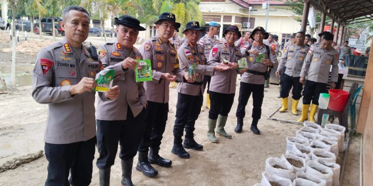 Brimob Polda Sumut Distribusikan Air Bersih ke Desa Sibuluan Nauli Pascabencana