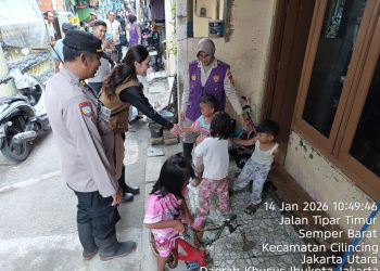 Tim Trauma Healing Polri Bersama Relawan Mahasiswa UI Hadir Bersama Warga Pascabanjir di Cilincing