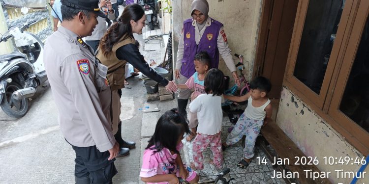Tim Trauma Healing Polri Bersama Relawan Mahasiswa UI Hadir Bersama Warga Pascabanjir di Cilincing