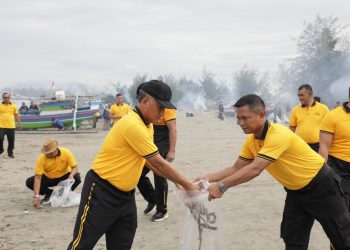 Sejalan Arahan Presiden Gerakan Indonesia Asri, Kapolda Bengkulu Konsisten Jalankan Program Bersih Pantai GEMPAR