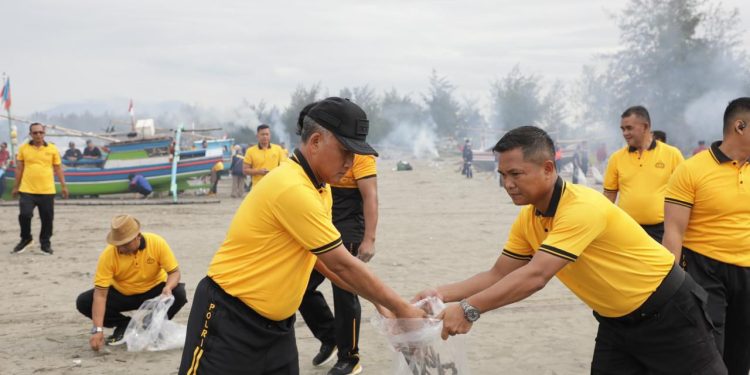 Sejalan Arahan Presiden Gerakan Indonesia Asri, Kapolda Bengkulu Konsisten Jalankan Program Bersih Pantai GEMPAR