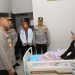 Jenguk Personel Sakit di RS Bhayangkara, Kapolda Bengkulu Berikan Dukungan Moril dan Bingkisan