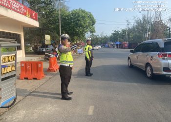 Personel Pos Pelayanan Pantai Panjang Intensifkan Imbauan Keselamatan dan Pantau Arus Lalu Lintas