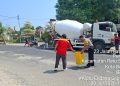 Peduli : Bhabinkamtibmas Bersama Pihak Kelurahan Tambal Jalan Berlubang