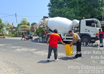 Peduli : Bhabinkamtibmas Bersama Pihak Kelurahan Tambal Jalan Berlubang