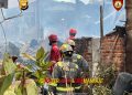 15 Rumah Terbakar di Gang Damai Pengantungan, Personel Karhutla Polda Bengkulu Bantu Evakuasi dan Pemadaman