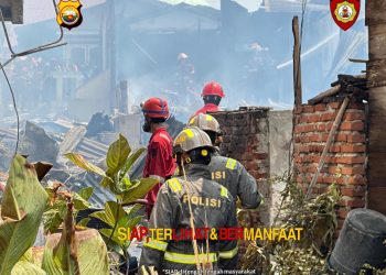 15 Rumah Terbakar di Gang Damai Pengantungan, Personel Karhutla Polda Bengkulu Bantu Evakuasi dan Pemadaman