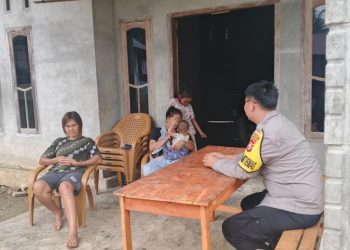 KAPOLSEK MANNA CEK LANGSUNG RUMAH WARGA PENERIMA BANTUAN BEDAH RUMAH SRIDURI, SEKALIGUS BAGIKAN SEMBAKO JUMAT BERKAH