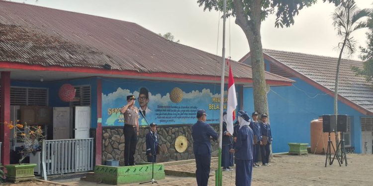 Jadi Inspektur Upacara di Sekolah, Kapolsek Tebat Karai Ajak Pelajar Jauhi Narkoba dan Bijak Bermedia Sosial dan jauhi narkoba