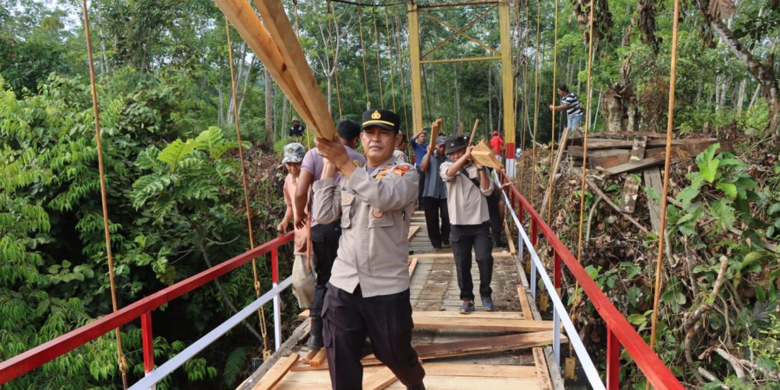 Gotong Royong, Polres Bengkulu Utara dan Warga Perbaiki Jembatan Gantung Desa Kalbang