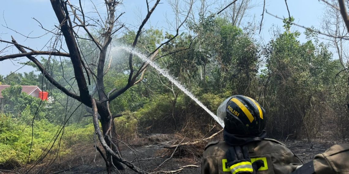 Respons Cepat Personel Dit Samapta Polda Bengkulu, Kebakaran Lahan Langsung Ditangani