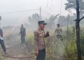 Cegah Api Meluas, Polsek Seluma Timur dan Damkar Padamkan Kebakaran Lahan Pemda