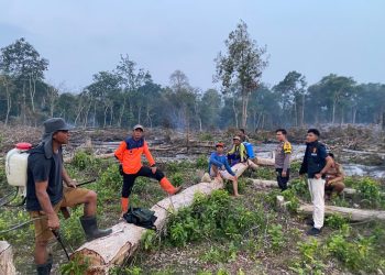 Polsek Talang Empat Bersama BPBD Padamkan Kebakaran Lahan di Desa Jum’at