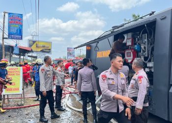 Kebakaran Ruko di Jalan Irian Bengkulu, Satbrimob dan Damkar Bergerak Padamkan Api