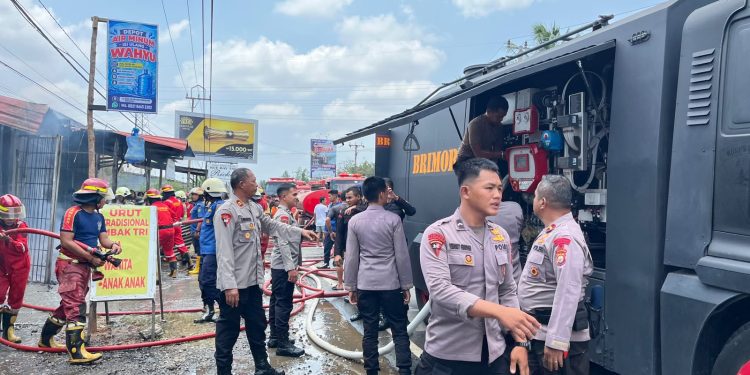 Kebakaran Ruko di Jalan Irian Bengkulu, Satbrimob dan Damkar Bergerak Padamkan Api