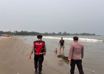 Polresta Bengkulu Hadir Jaga Keamanan dan Keselamatan Pengunjung Pantai Zakat