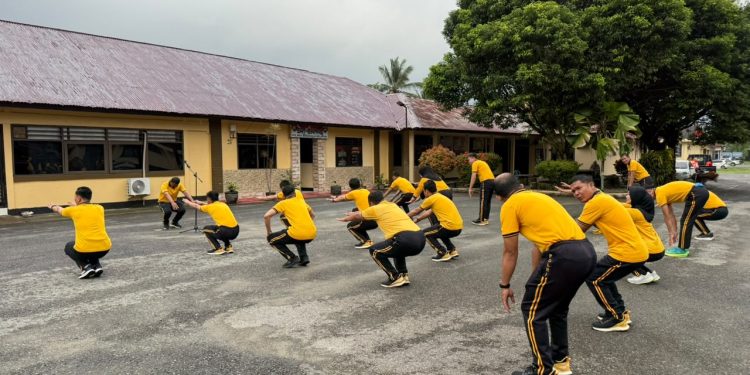 Usai Apel Pagi, Personel Polres Bengkulu Selatan Jaga Kebugaran Lewat Olahraga Bersama