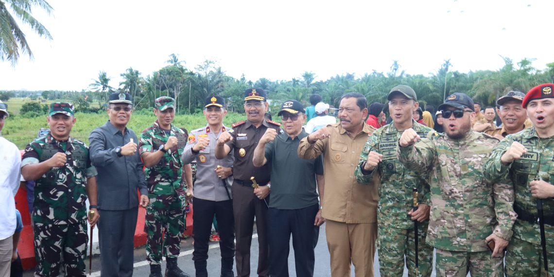 Kapolda Bengkulu Hadiri Kegiatan Penerjunan Taktis dan Free Fall Latihan Kopassus di Jembatan Layang Danau Dendam