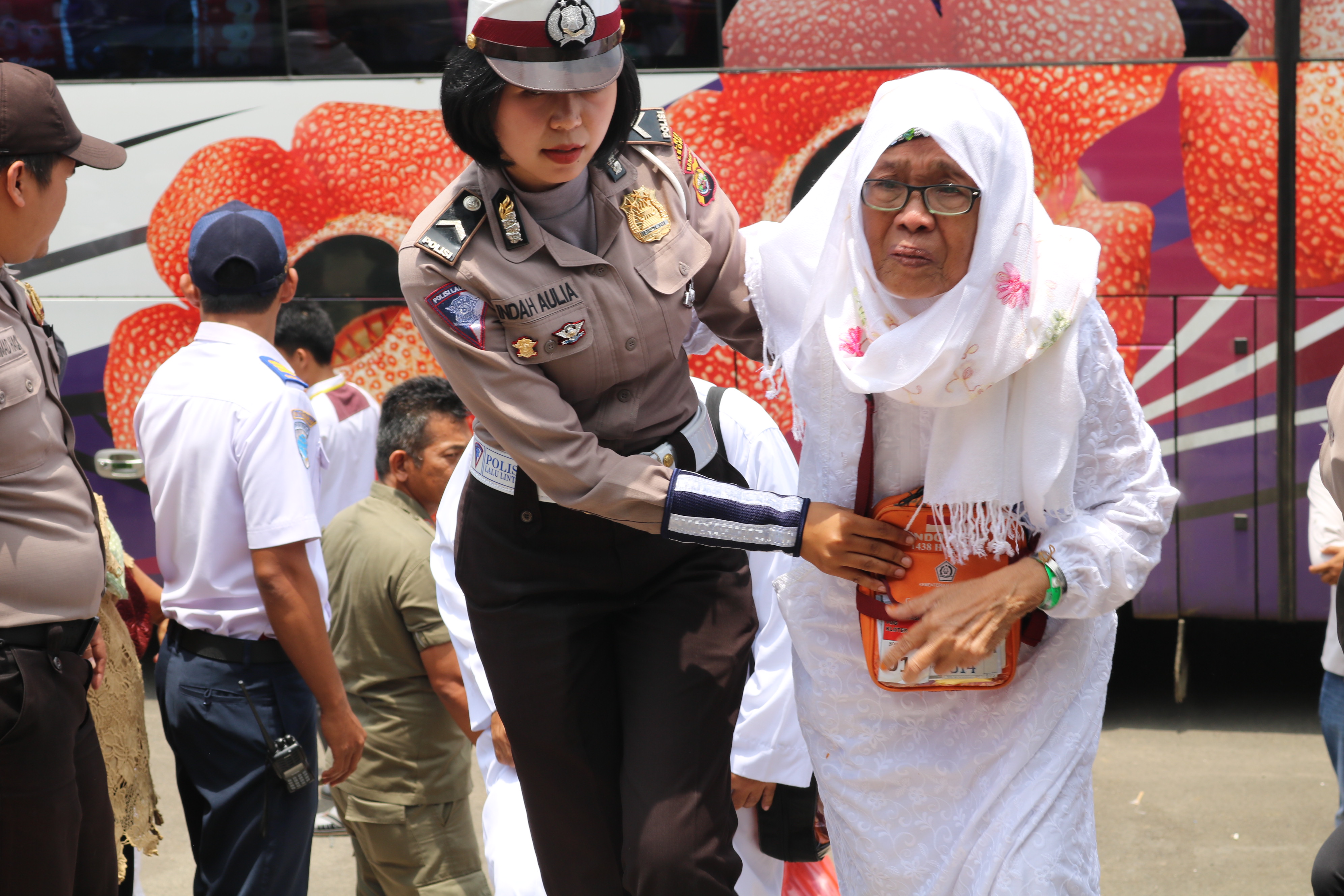 Polisi Ayomi Jamaah Haji Yang Tiba di Kabupaten Lebong