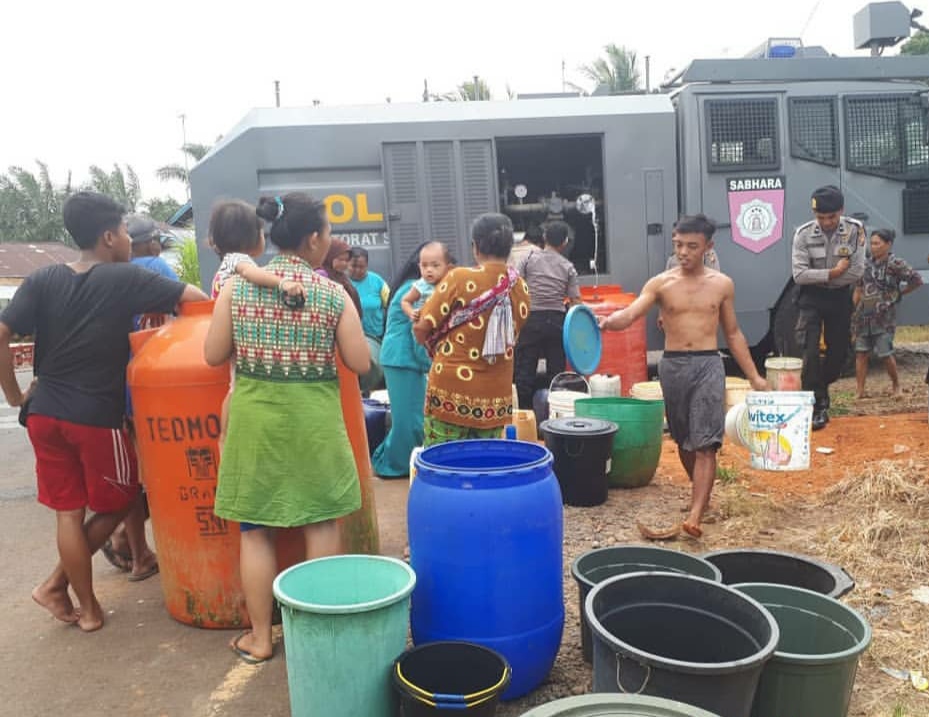 Kemarau Berkepanjangan, Polres Seluma Kerahkan AWC Distribusi Air Bersih