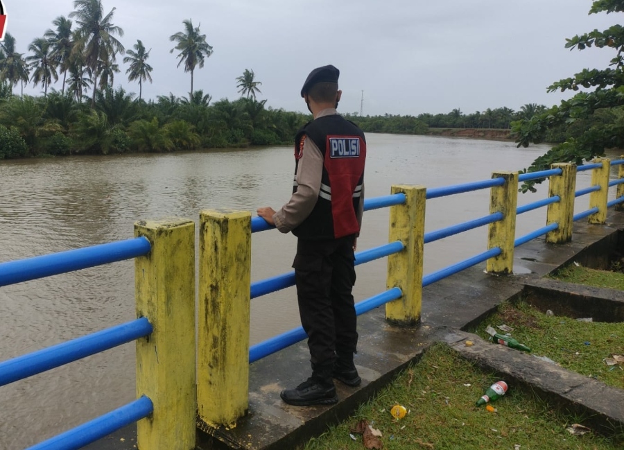 Antisipasi Banjir, Samapta Polres MM Rutin Pantau Debit Air Sungai