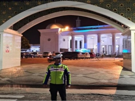 Personel Sat Lantas Patroli Pengamanan Sholat Isya dan Tarawih di Masjid At-Taqwa