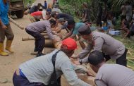 Sinergitas TNI – Polri bersama Warga melaksanakan Gotong Royong Membuat Jembatan Darurat di Jalan Putus penghubung Desa Rena Jaya – Desa Limas