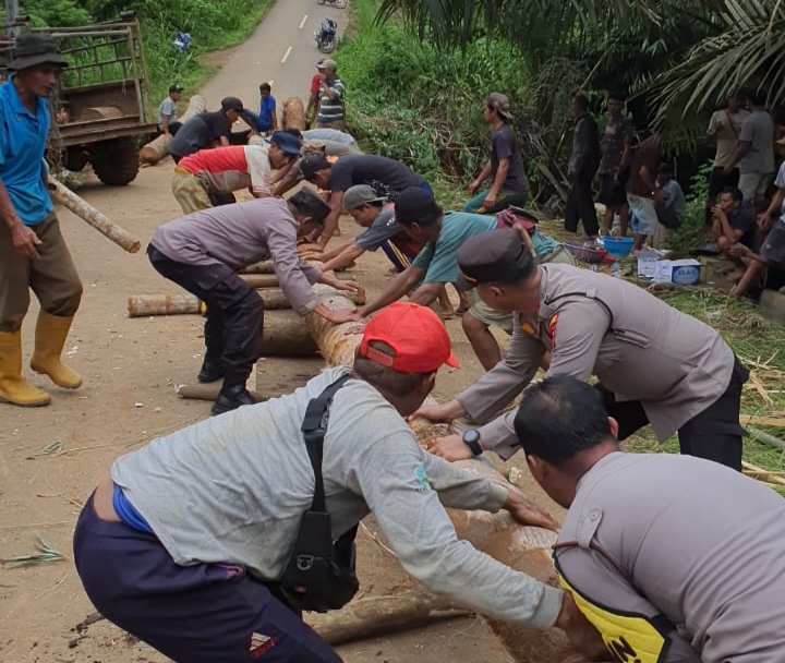 Sinergitas TNI – Polri bersama Warga melaksanakan Gotong Royong Membuat Jembatan Darurat di Jalan Putus penghubung Desa Rena Jaya – Desa Limas