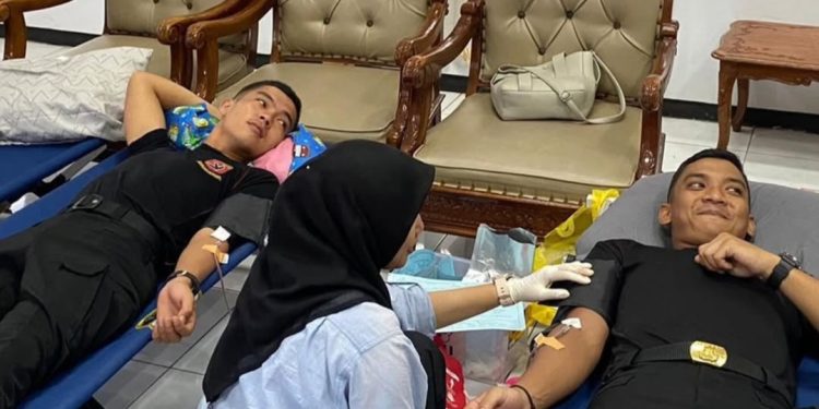 Personel Datasemen Brimob Polda Bengkulu Donorkan Darah pada Seminar Nasional FISIP UNIB 2025