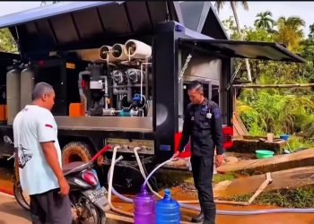 Brimob Polda Bengkulu Distribusikan Air Bersih di Sumatra Barat, Turunkan Mobil Water Treatment untuk Korban Bencana