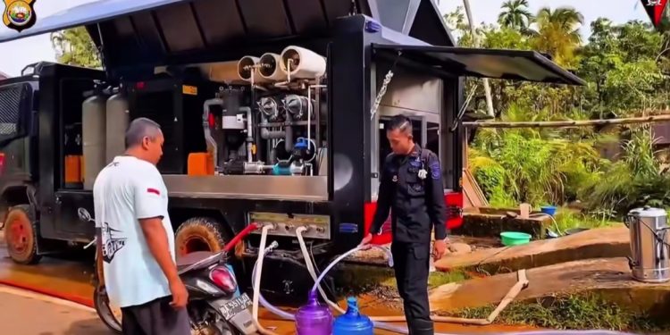 Brimob Polda Bengkulu Distribusikan Air Bersih di Sumatra Barat, Turunkan Mobil Water Treatment untuk Korban Bencana