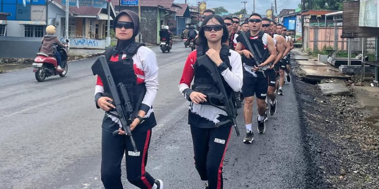 Personel Datasemen Sat Brimob Polda Bengkulu Laksanakan Olahraga Bersama Untuk Jaga Kesiapan Fisik