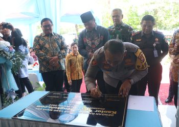 Kapolda Bengkulu Bersama Forkopimda Menandatangani Prasasti Peresmian Kantor Tribun Bengkulu