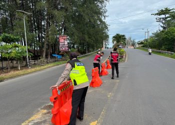 Jelang Malam Tahun Baru 2026, Satgas Kamseltibcarlantas dan Preventif Lakukan Pemasangan Barier