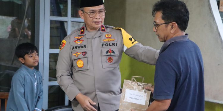 Momen Mengharukan, Kapolda Bengkulu Serahkan Tali Asih kepada Keluarga Anggota Polri yang Gugur dalam Menjalankan Tugas