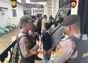 Personel Samapta Polda Bengkulu Laksanakan Pengawalan Serah Terima Tersangka dan Barang Bukti ke Kejaksaan Negeri Bengkulu
