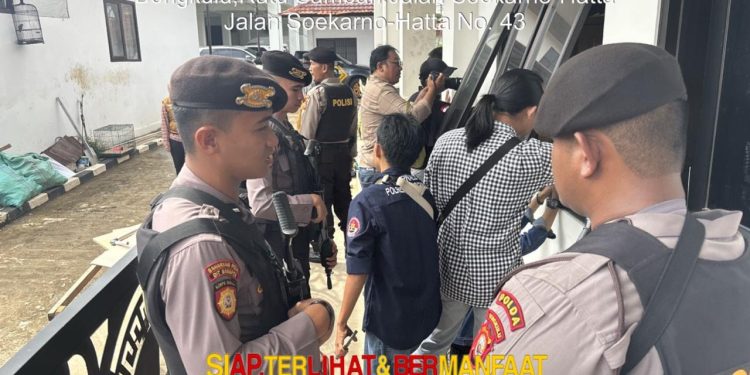 Personel Samapta Polda Bengkulu Laksanakan Pengawalan Serah Terima Tersangka dan Barang Bukti ke Kejaksaan Negeri Bengkulu