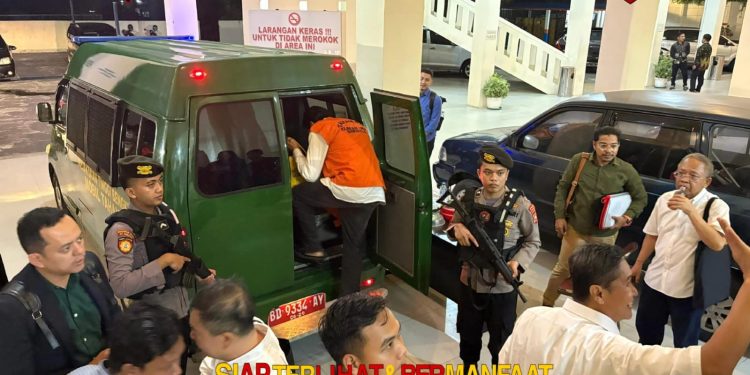 Personel Ditsamapta Polda Bengkulu Laksanakan Pengawalan Tahanan Dugaan Tindak Pidana Korupsi