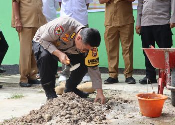 Irwasda Polda Bengkulu Letakkan Batu Pertama Pembangunan Mushola di SDN 102 Satu Atap dan SMPN 23 Bangkahan